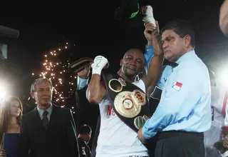 Carlos 'Mina' Zambrano se coronó campeón mundial pluma de la AMB