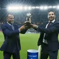 Claudio Pizarro presentó el trofeo del Mundial de Clubes antes de la final