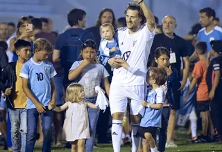 Diego Forlán se despidió del fútbol con goles, música y amigos