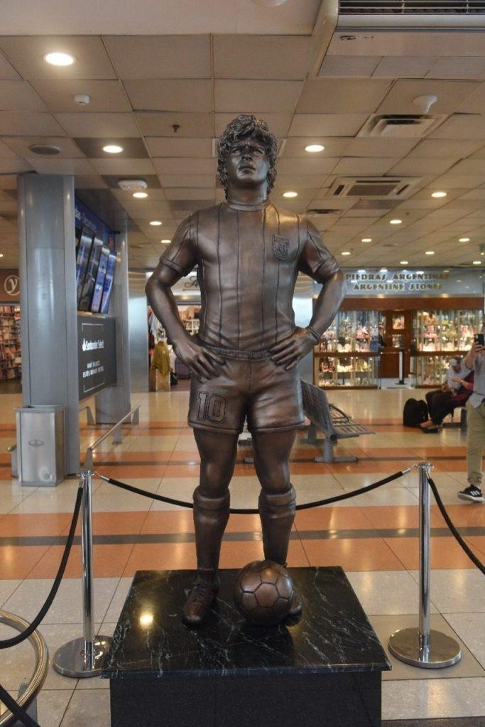 Inauguran estatua de Maradona en el principal aeropuerto de Argentina 