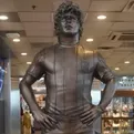 Inauguran estatua de Maradona en el aeropuerto más importante de Argentina