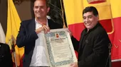 Diego Maradona recibió y besó la ciudadanía honorífica en Nápoles - Noticias de napoles