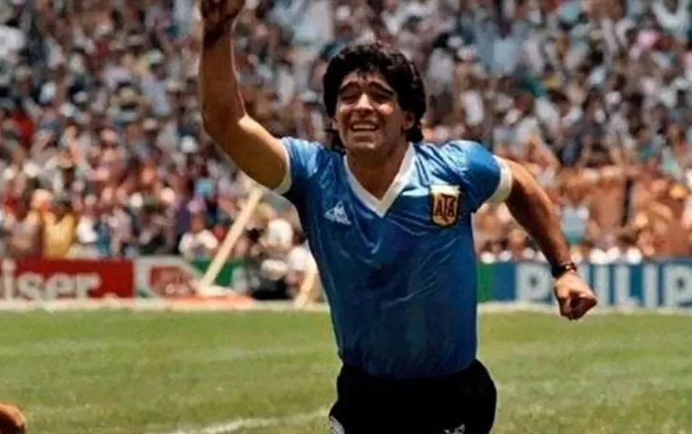 Mítica camiseta de Maradona vendida por más de 9 millones de dólares