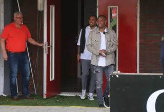 Miguel Araujo y Sergio Peña fueron homenajeados por los hinchas del Emmen