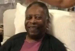 Pelé reaparece sonriente durante una sesión de fisioterapia en el hospital