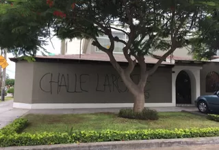 Universitario: barristas pintaron casa de Roberto Chale y le piden renuncia