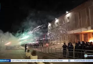 Albania: atacan con fuegos artificiales los edificios de gobierno