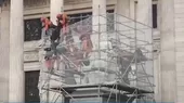 Argentina: rescatan a hombre que intentó suicidarse frente al Palacio Legislativo - Noticias de pussy-riot