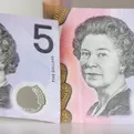 Australia remplazará la imagen de la reina Isabel de los billetes de cinco dólares