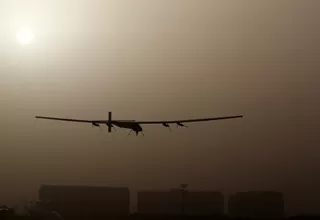 Avión Solar Impulse 2 inició en Abu Dabi una histórica vuelta al mundo 