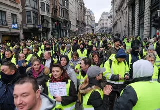 "Chalecos amarillos": Macron da marcha atrás y suspende el alza del combustible