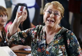 Chile: Bachelet telefonea a Piñera ante cámaras de TV para felicitarle