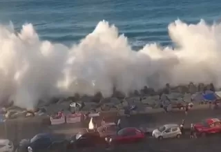 Chile: Fuerte oleaje sorprende a personas en Viña del Mar