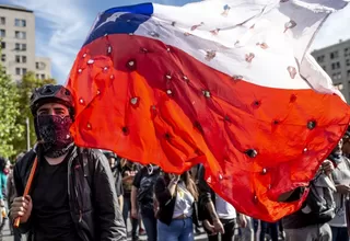 Chile: Manifestantes protestan ante el Palacio de la Moneda en huelga general contra Sebastián Piñera