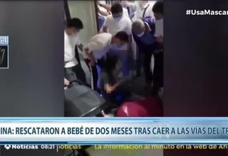 China: Bebé cae a las vías del metro y un hombre le salva la vida