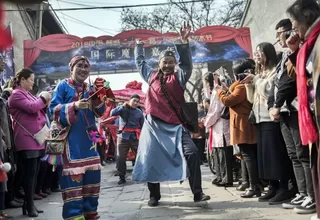 China: reciben el Año del Perro con explosión de color y espiritualidad