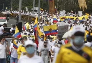 Colombia: Miles marchan vestidos de blanco contra el paro y los cierres viales