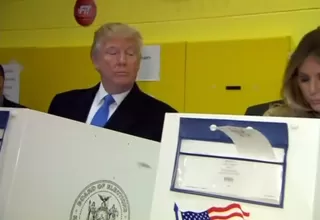 Donald Trump espía a su esposa Melania mientras emite su voto