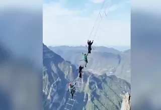 Escalera al cielo en China: miles suben nueva atracción a 1500 metros de altura
