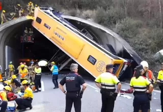 España: Bus se volcó en entrada de túnel y dejó al menos 45 heridos