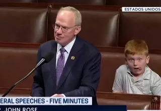 Estados Unidos: Hijo de congresista se vuelve viral por hacer muecas durante discurso de su padre en la Cámara