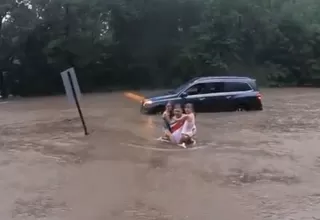 EE.UU.: hombre rescató a sus hijas de fuerte inundación