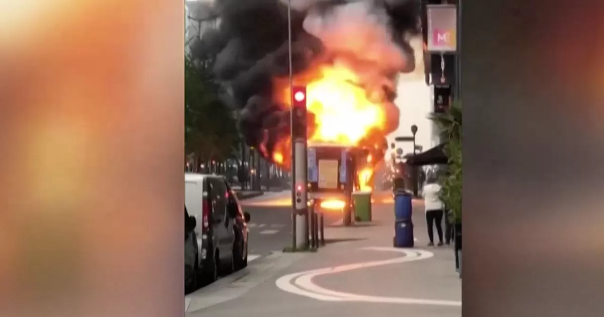 Francia: Bus eléctrico falla y se prende en fuego