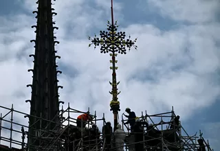 Francia: Instalan cruz en la catedral de Notre Dame