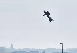 Francia: el "soldado volador" cruzó el Canal de la Mancha en 20 minutos