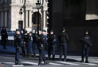 Francia: yihadista con machete ataca a militares del Louvre