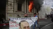Guatemala: Cientos de manifestantes ingresan al Congreso y le prenden fuego - Noticias de guatemala