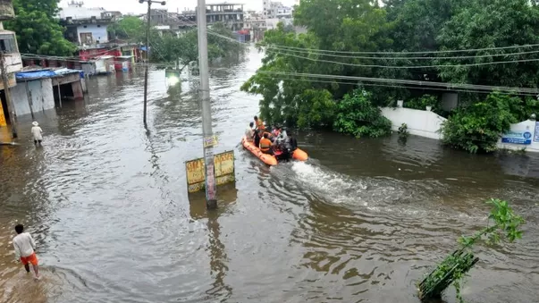 Resultado de imagen para Al menos 130 personas murieron y 50.000 fueron evacuadas debido a las inundaciones que afectan el norte de la India en los últimos días, de acuerdo con información de fuentes oficiales.
