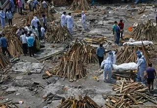 India: Ante el desborde del coronavirus en Nueva Delhi, los muertos son incinerados en estacionamiento