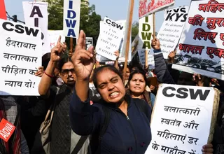 India: Cientos de personas protestan por violación grupal y asesinato de una mujer