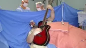 Paciente tocó la guitarra durante cirugía en Brasil - Noticias de paciente-cero