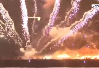 Japón: Momento en el que barcos pirotécnicos se incendian