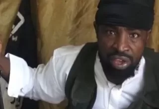 Líder de Boko Haram niega información que lo daba por muerto