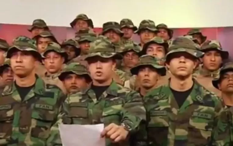 Resultado de imagen para Foto del grupo de militares que se declaran en rebeliÃ³n contra Maduro