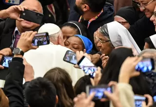 Papa Francisco besó a monja solo después de que ella prometió no morderlo