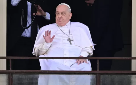 Papa Francisco reaparece en público este domingo y recibe el alta tras cinco semanas hospitalizado