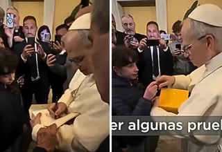 Papa León XIV firmó su primera biblia tras asumir el pontificado