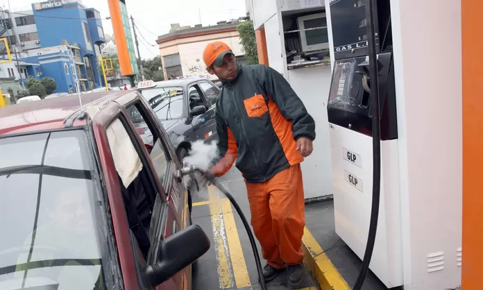 Peruanos compran la gasolina más cara de Latinoamérica, junto con