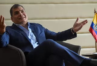 Rafael Correa sufre aparatosa caída durante una entrevista