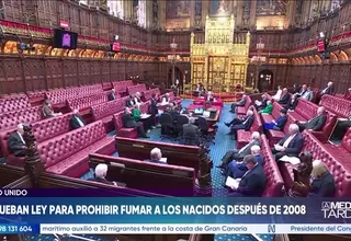 Reino Unido aprueba ley que prohibe fumar a nacidos después de 2008