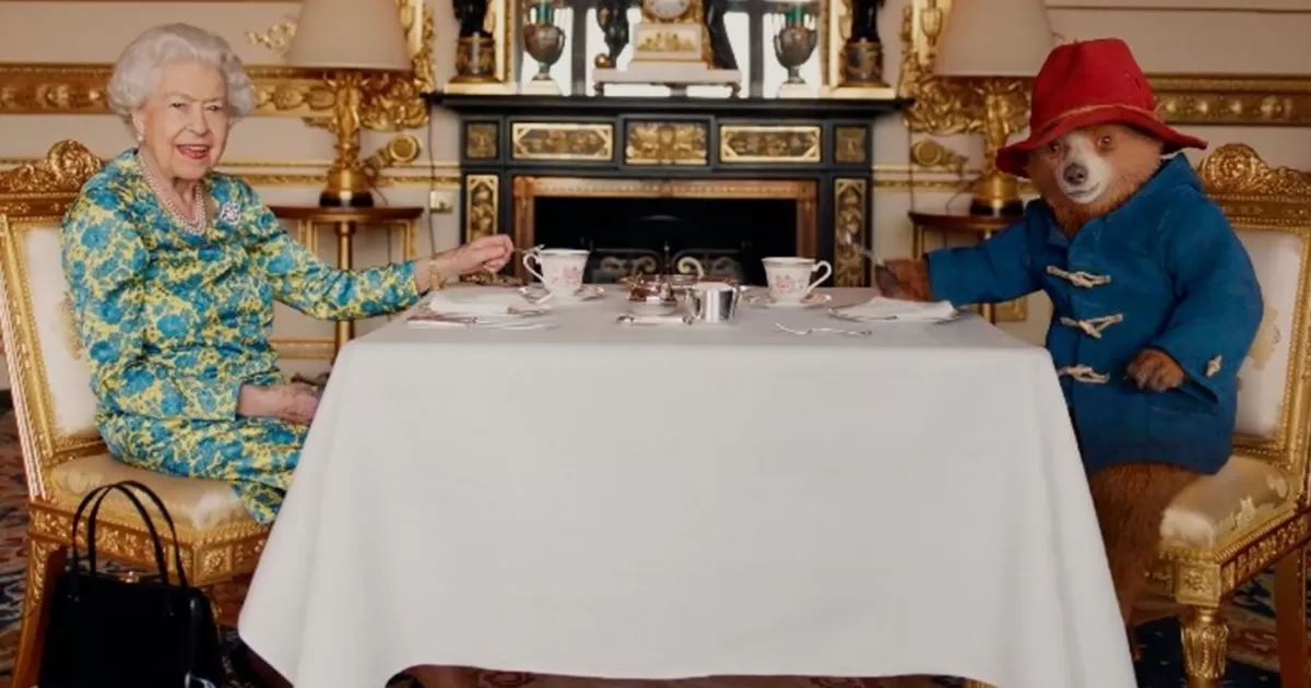 Reino Unido: La reina Isabel II tomó un té con el oso Paddington