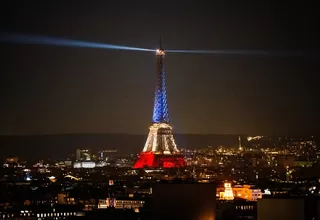 Torre Eiffel se ilumina en homenaje a víctimas del 13-N en París