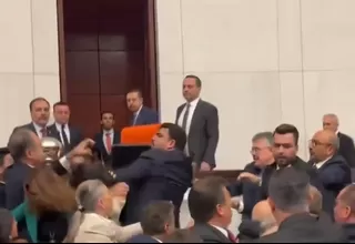 Legisladores en Turquía se agarran a golpes durante sesión