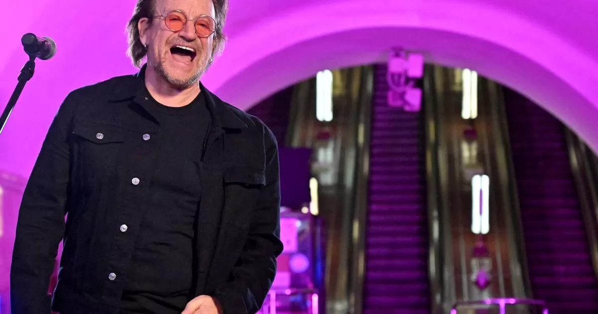 Ucrania: Bono improvisó concierto en estación del metro de Kiev