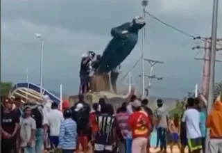 Venezuela: Derriban estatua de Hugo Chávez tras inicio de protestas contra Nicolás Maduro