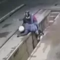 [VIDEO] Ladrones cayeron en zanja mientras huían de atraco